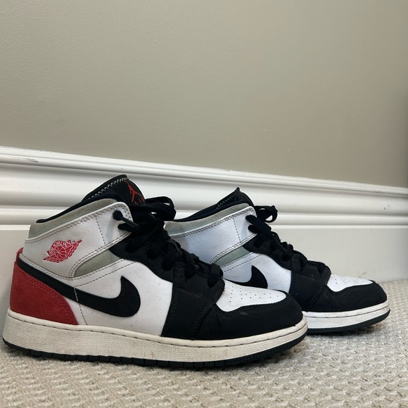 Air Jordan 1 Mid - Picture 1 of 5